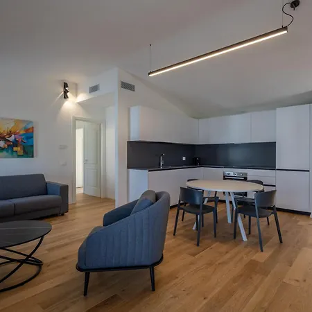 Palazzo Partenope 8 *
